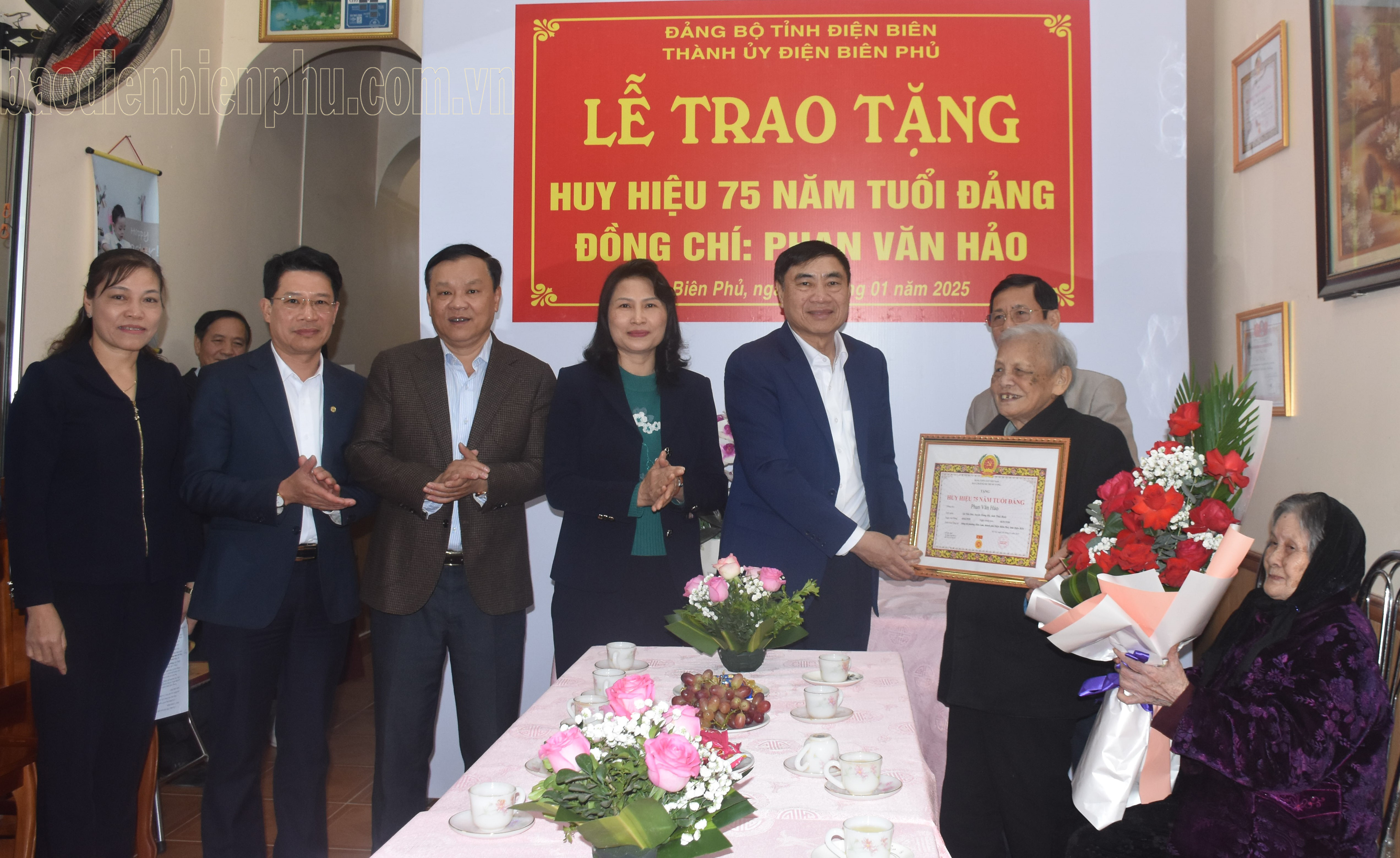 Bí thư Tỉnh ủy Trần Quốc Cường trao Huy hiệu Đảng và thăm, chúc Tết tại TP. Điện Biên Phủ